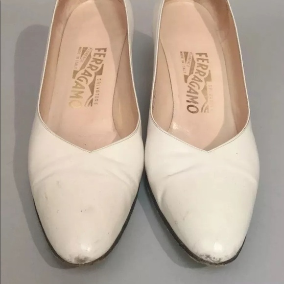 Salvatore Ferragamo Women’s Vintage White Leather Classic Pumps - Picture 2 of 9